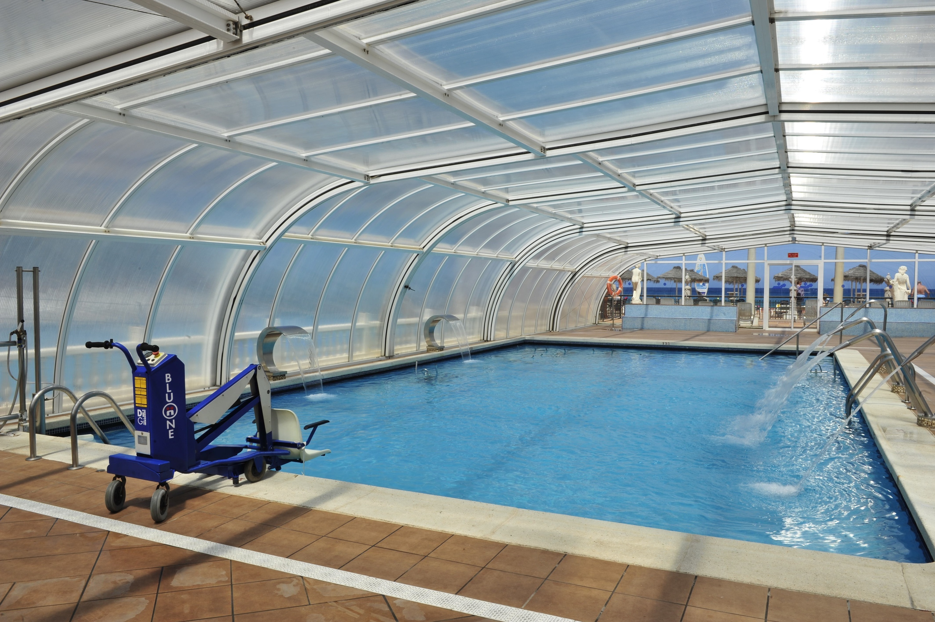 una piscina cubierta con una silla azul y la palabra blueline
