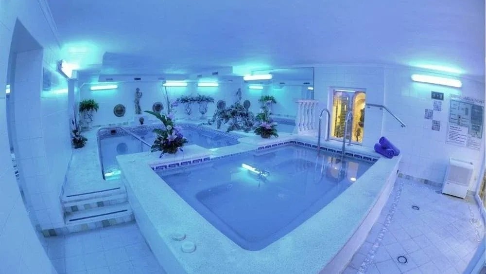 una habitación llena de piscinas con luces azules