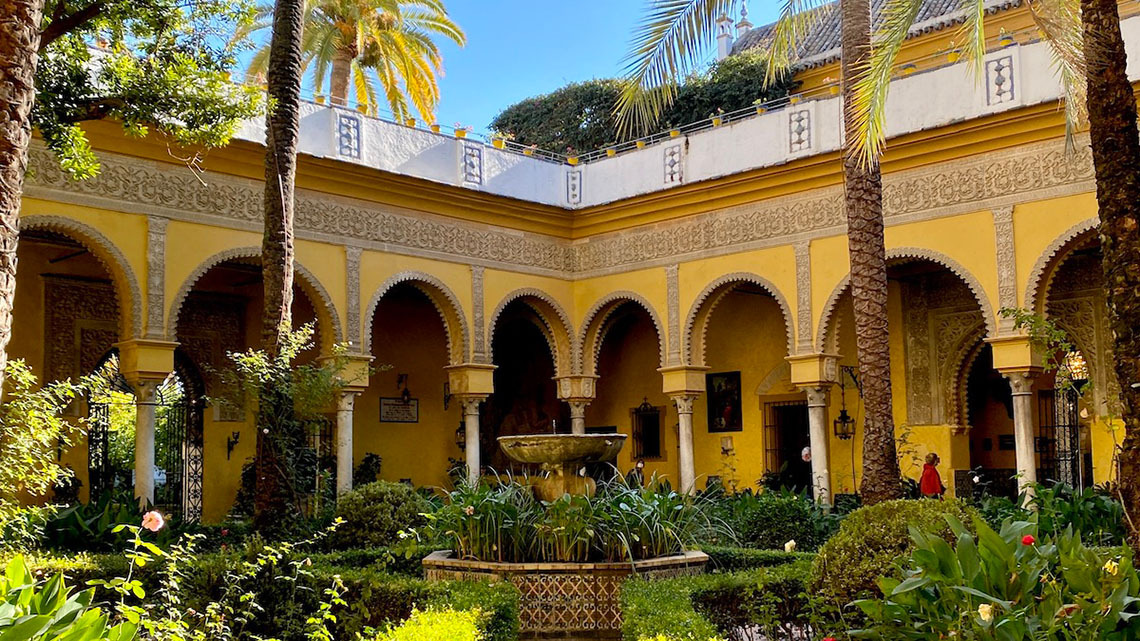 Patio con fuente y arcos moriscos en Epoca Suites: Casa del Gitano.