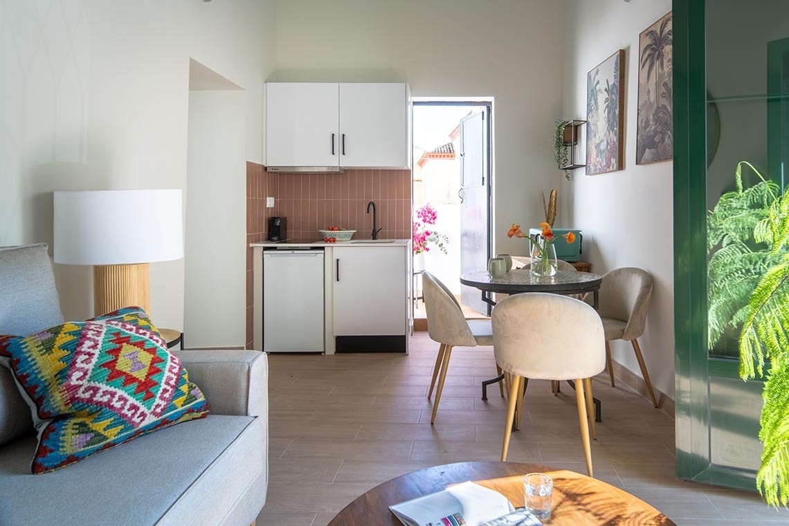 Un luminoso estudio de concepto abierto que integra cocina, comedor y sala de estar, con acceso a un espacio exterior.