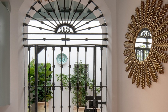 Una cancela de hierro forjado arqueada con la inscripción 