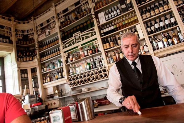 Deliciosos pinchos de jamón, salami y aceitunas en Epoca Suites: Casa del Gitano.