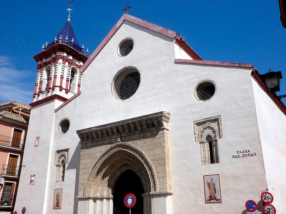 Plaza San Román Epoca Suites: Casa del Gitano: Iglesia de San Román, campanario azul y blanco, fachada blanca.