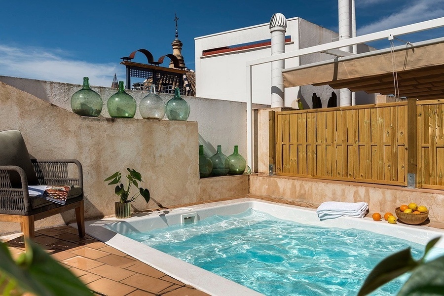 un jacuzzi con un cuenco de limones y naranjas junto a él
