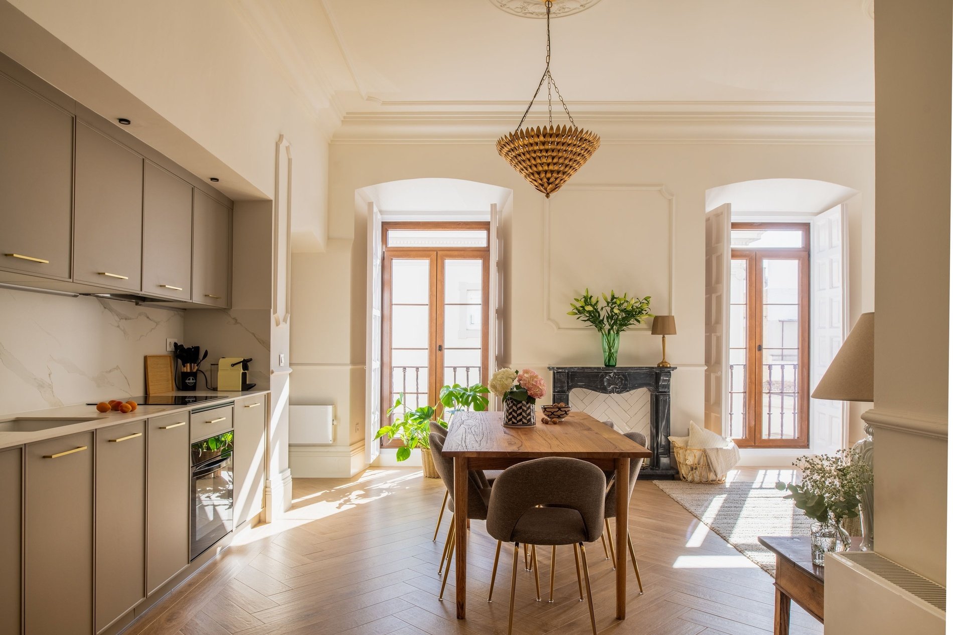 un comedor con una mesa de madera y sillas verdes