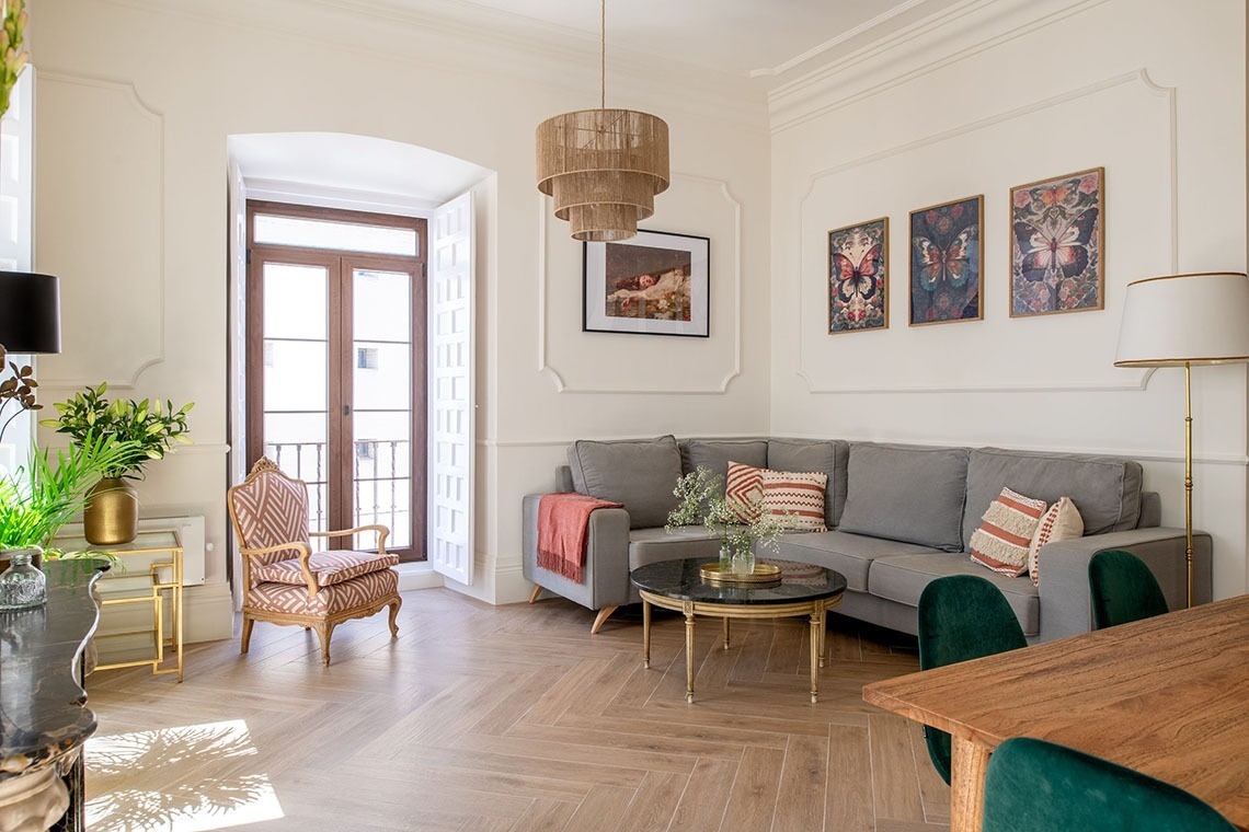 una sala de estar con un sofá y una mesa de comedor