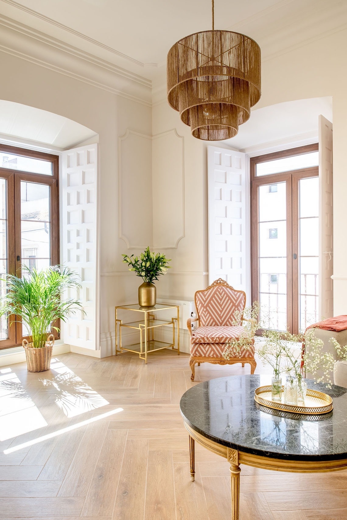 una sala de estar con un sofá verde y una mesa de comedor