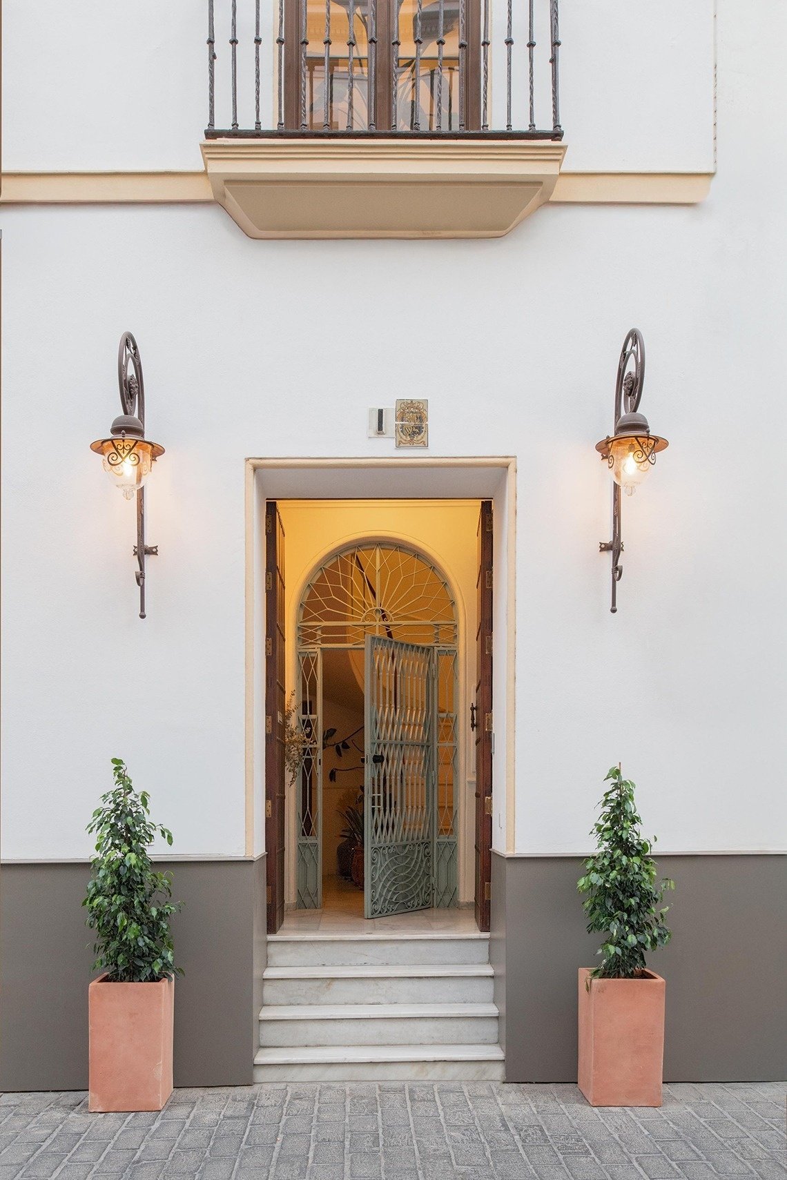 un edificio blanco con la puerta abierta y un balcón