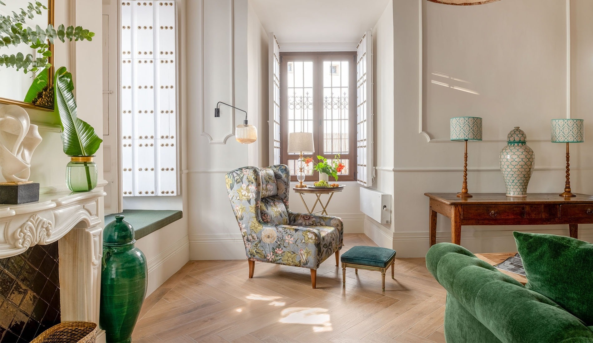 un comedor con una mesa de madera y sillas verdes