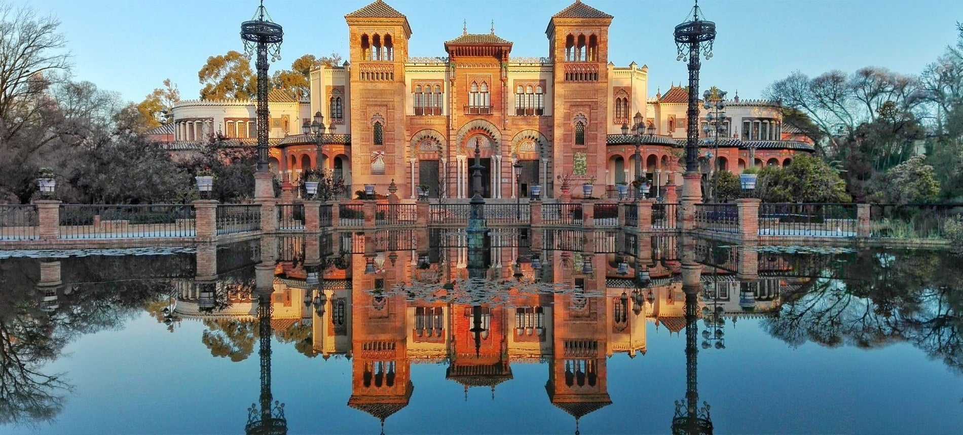 un grupo de personas están sentadas en mesas en la azotea de un edificio