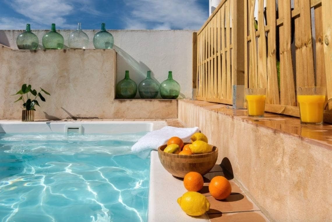 
              Piscinas con historia: el lujo secreto de alojarse en Época Suites