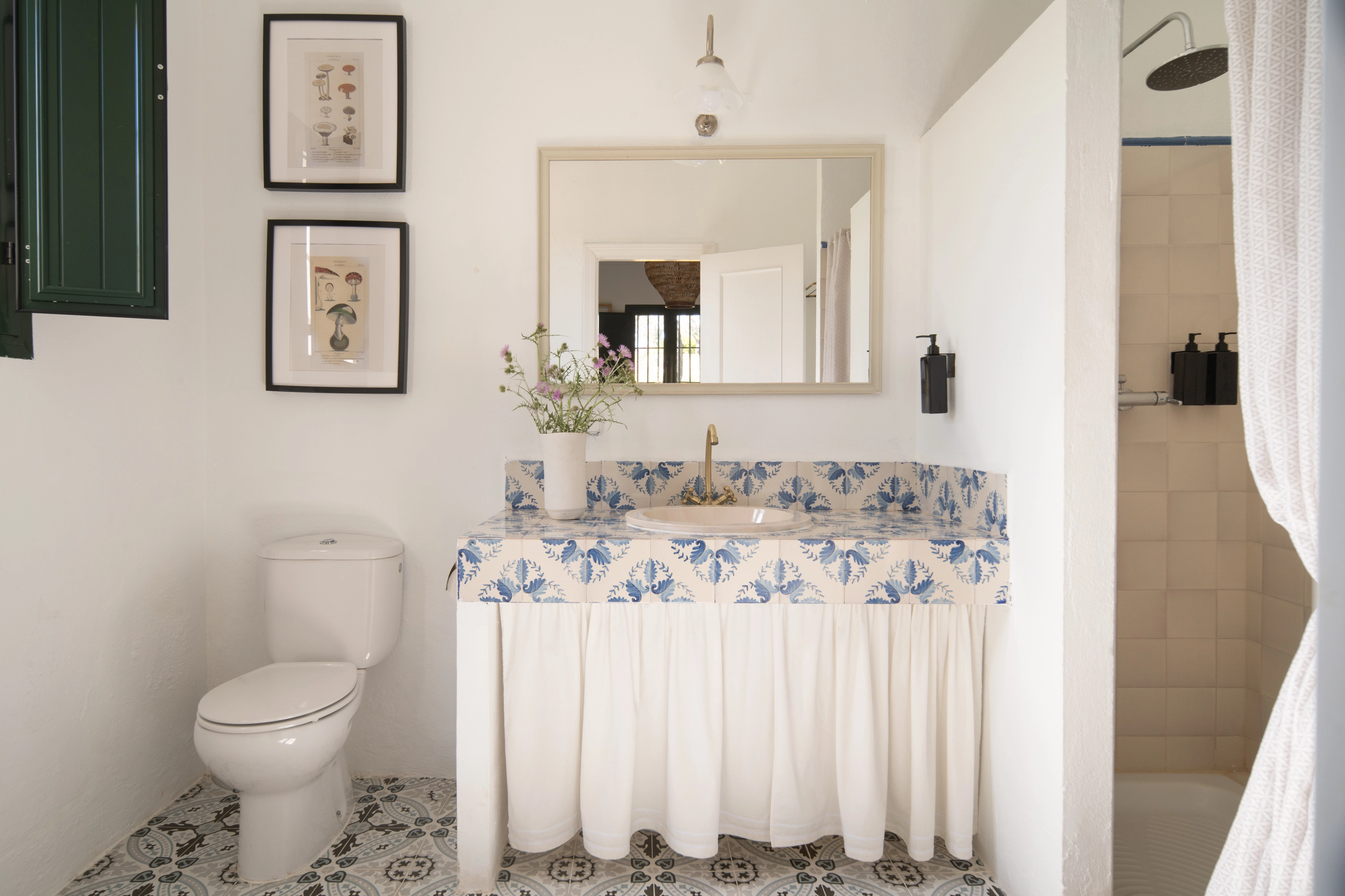 Elegant bathroom with tiled vanity, sink, toilet, and shower. Epoca Suites: Corporativa