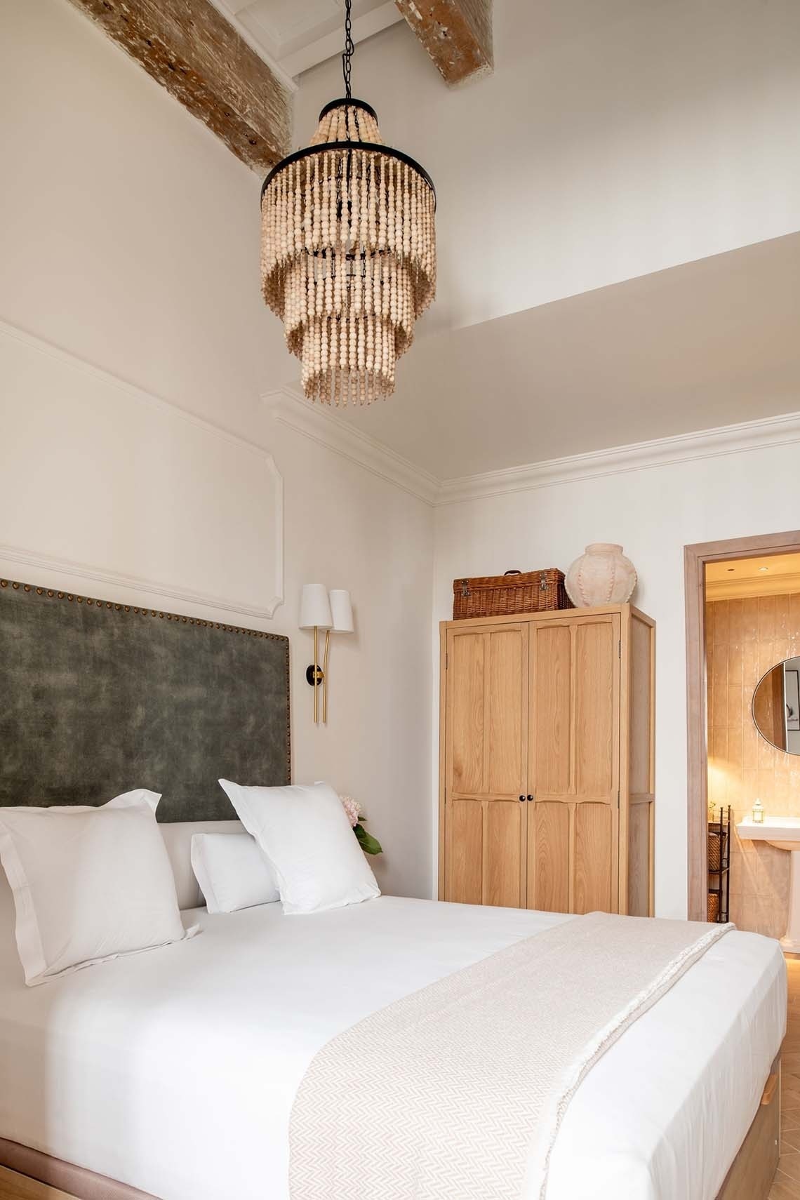 Techos altos y espacios amplios en una casa antigua