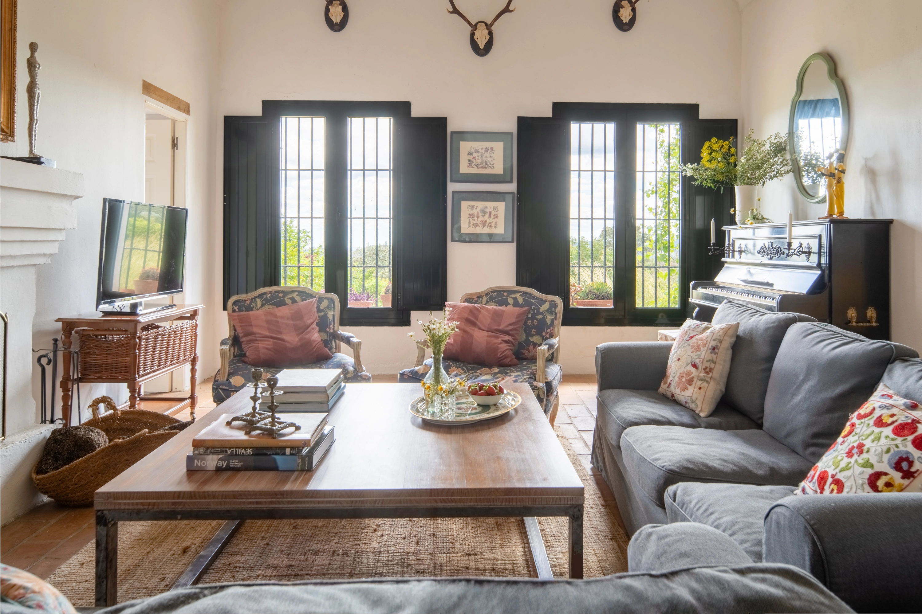 Cozy living room with fireplace, sofas, and piano, perfect for a Epoca Suites: Corporativa.