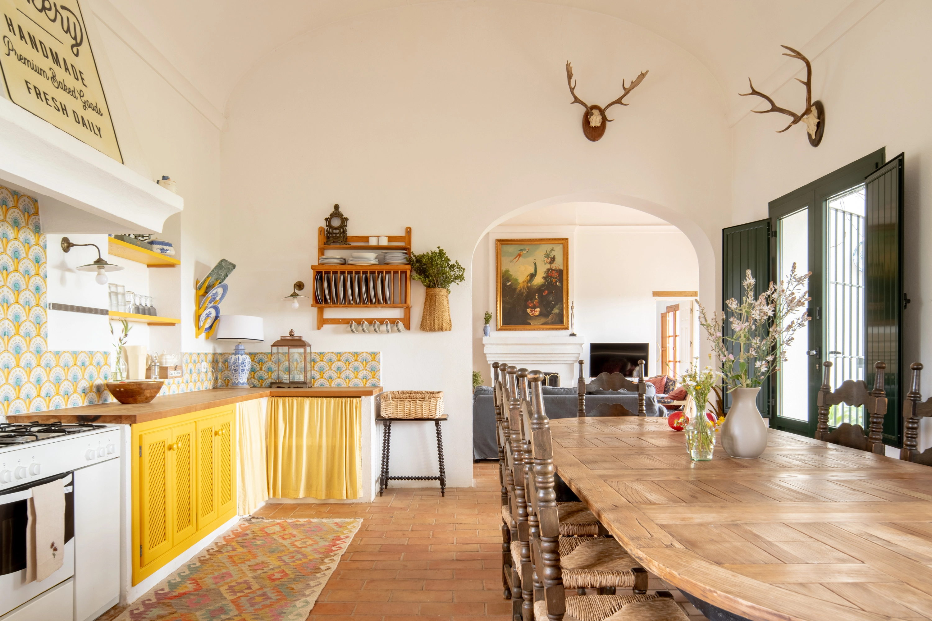 Rustic kitchen and dining area with vintage decor and comfortable seating, perfect for Epoca Suites: Corporativa.