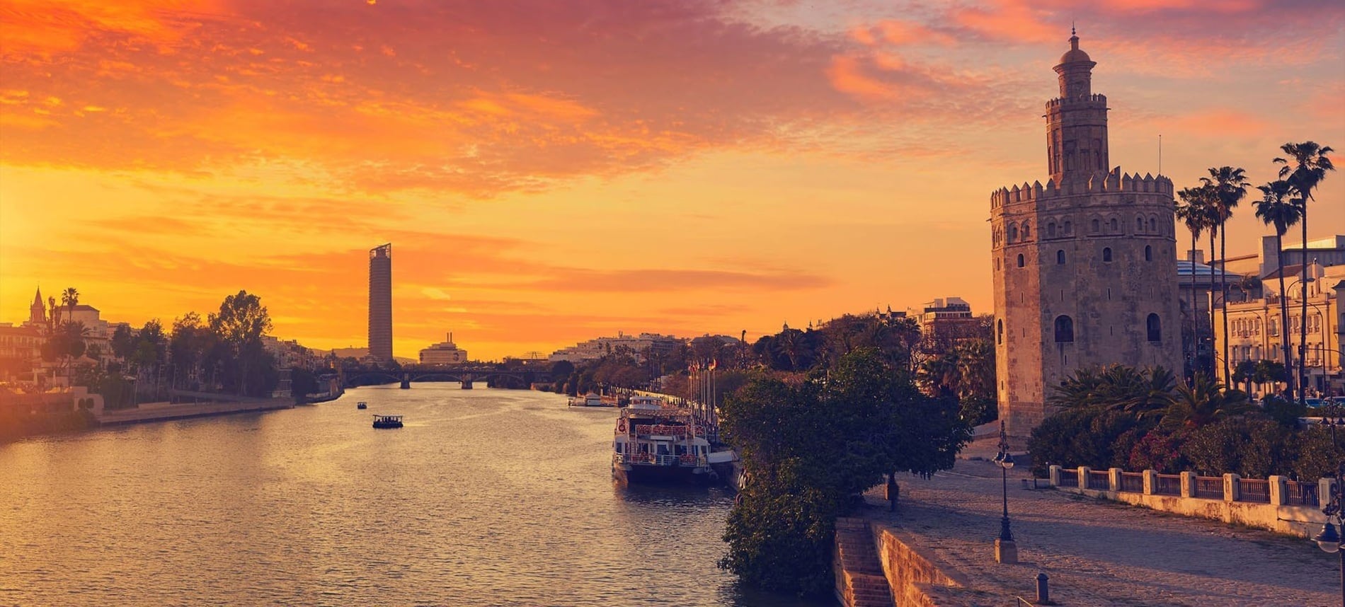 La imagen muestra una detallada arquitectura morisca con arcos ornamentados, ventanas de celosía y ricas tallas.