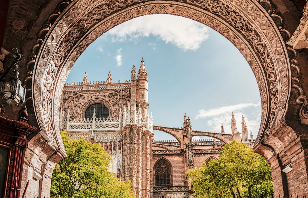 una vista de una catedral a través de un arco adornado