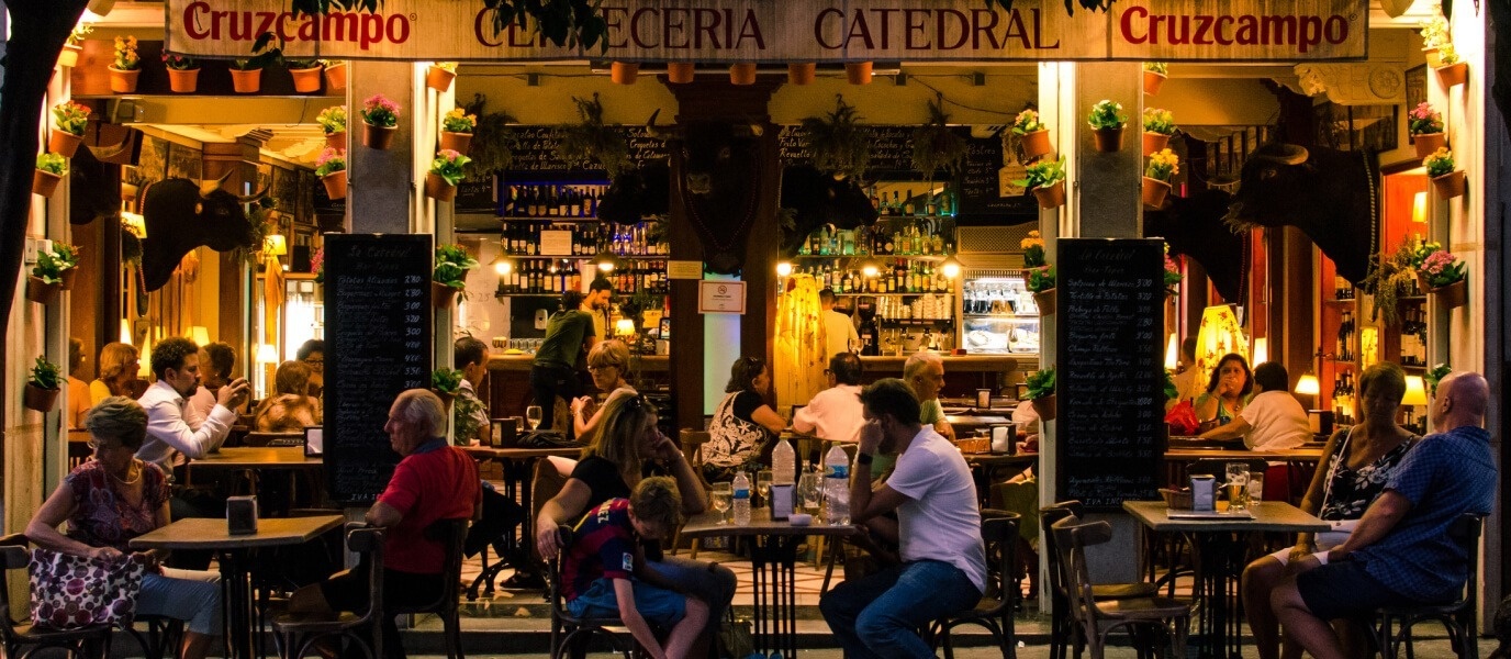 
              Sevilla en 10 bocados: ruta de bares centenarios y gastro contemporánea