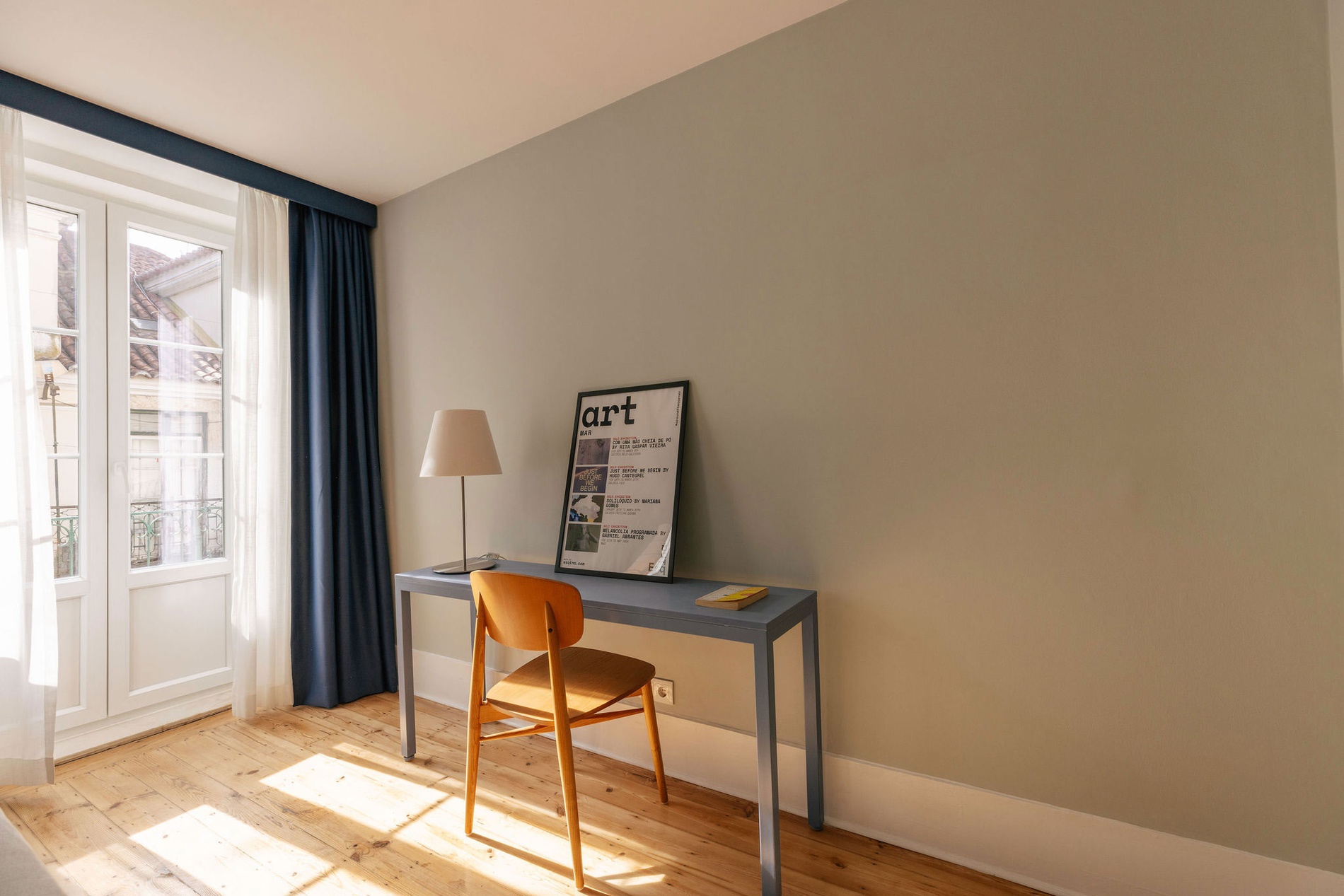 Desk and chair in Esqina Apartments room. Natural light.