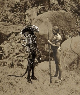 un hombre con un sombrero está fumando una pipa en una galería de arte .
