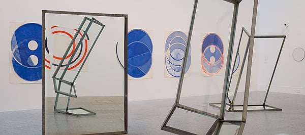 Wooden sculpture on display, "Esqina: Corpo" inspires.