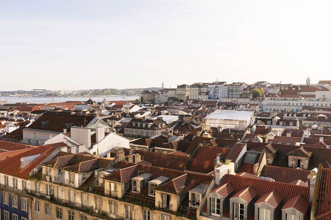 uma vista aérea de uma cidade com muitos telhados