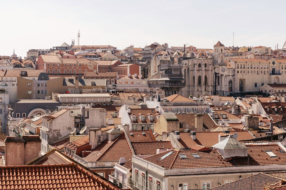 uma cidade com muitos prédios e telhados