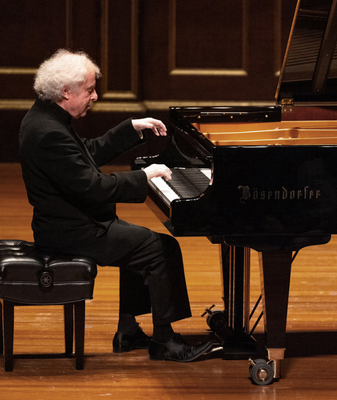 un globo azul con una guitarra y la palabra rock in rio en rojo