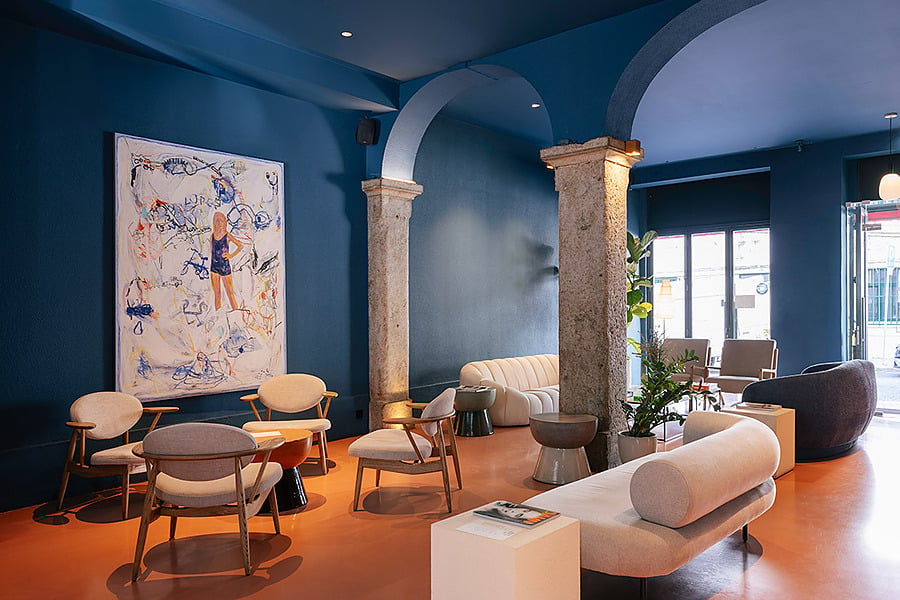 Sala de espera moderna com arte e assentos confortáveis Esqina: Corpo