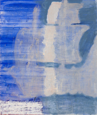 un hombre con una máscara camina frente a las letras verdes de la palabra siza