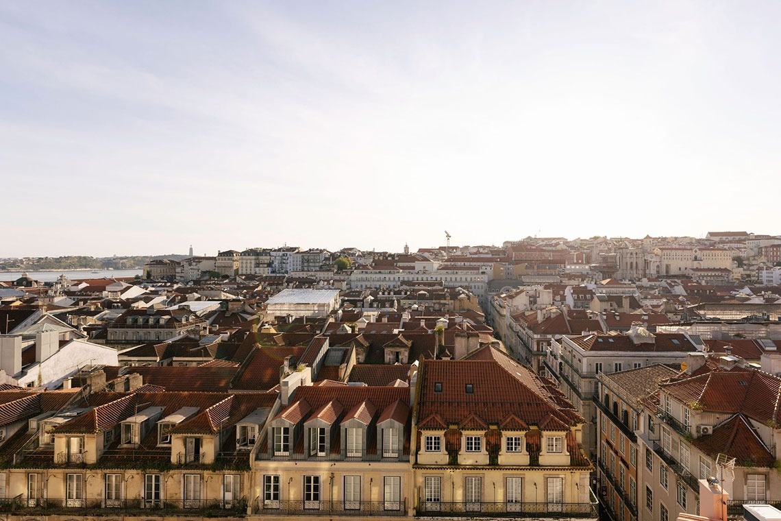 uma vista aérea de uma cidade com muitos prédios e telhados