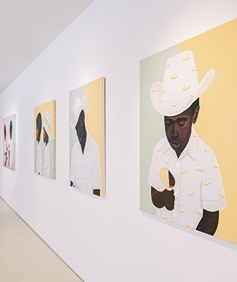 un cartel para el somersby out jazz con flores y manos