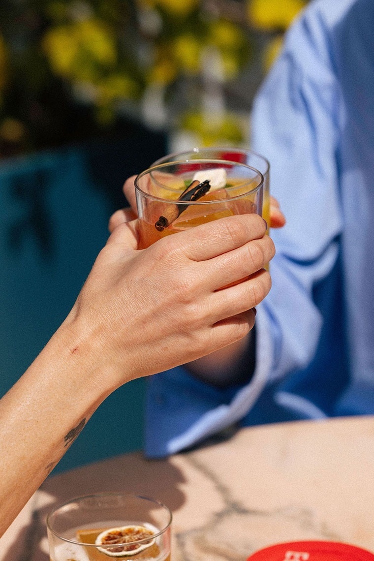 um homem e uma mulher estão brindando com bebidas