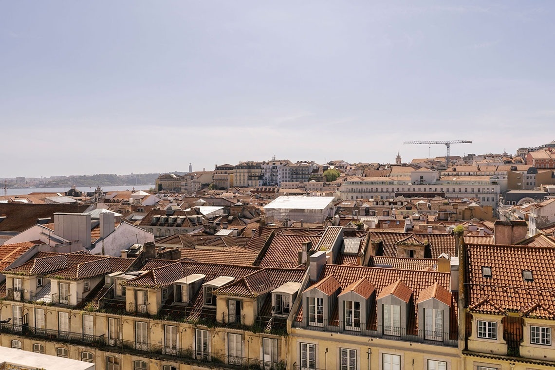 uma vista aérea de uma cidade com muitos prédios e telhados