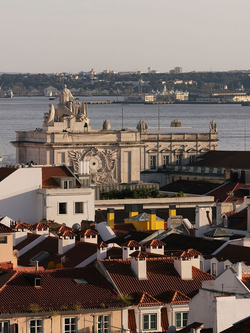 uma cidade com muitos prédios e um grande edifício ao fundo