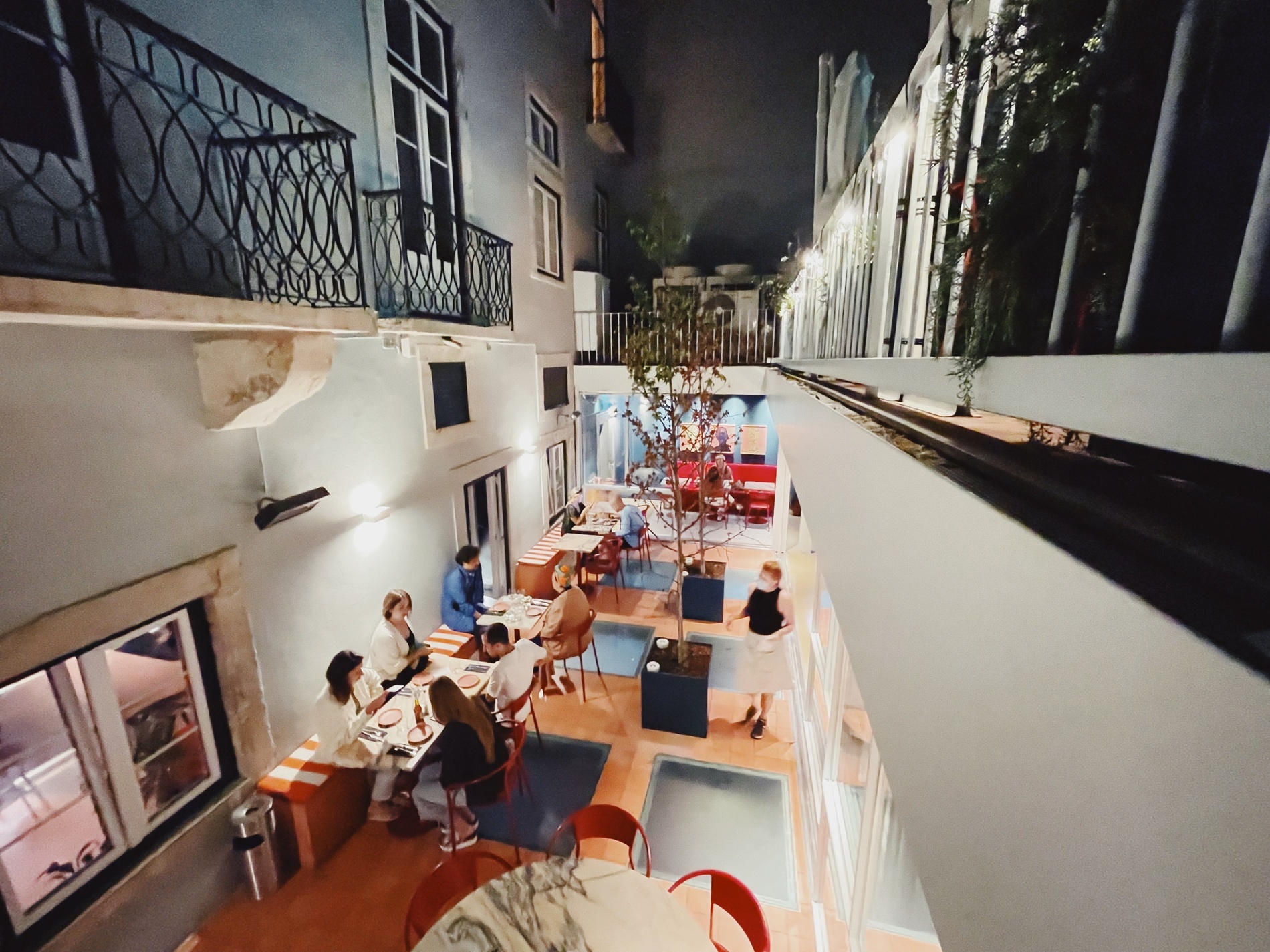 um grupo de pessoas sentadas em mesas em um restaurante
