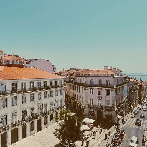an aerial view of a city street with a sign that says ' avenida ' on it