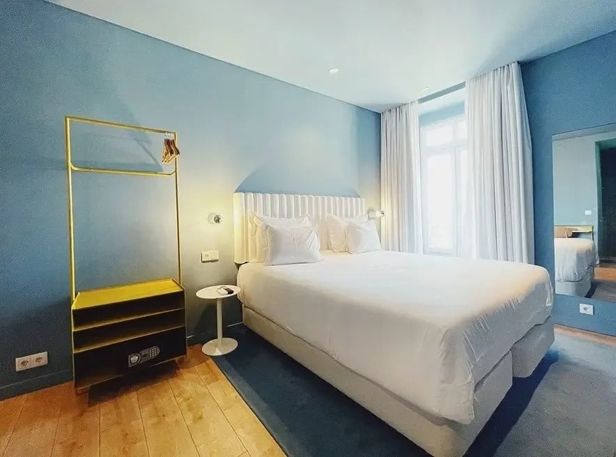 una habitación de hotel con una cama y un espejo