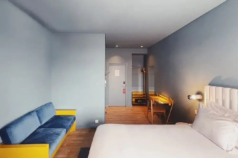 una habitación de hotel con una cama y un sofá