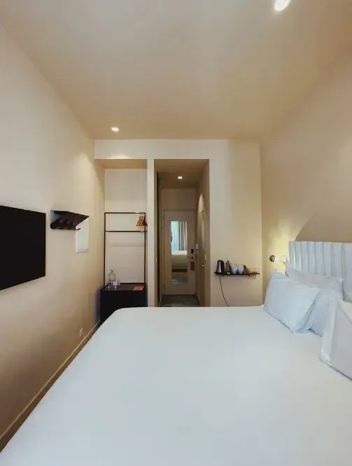 una habitación de hotel con una cama y una televisión .