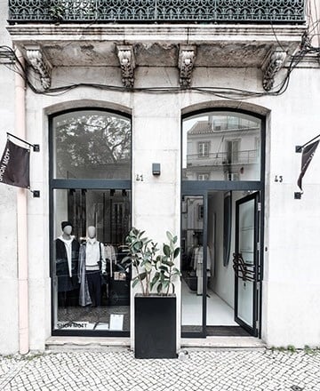 uma mulher está sentada em um banco em um restaurante