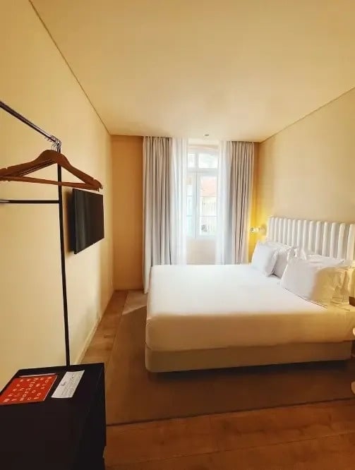 una habitación de hotel con una cama y una televisión