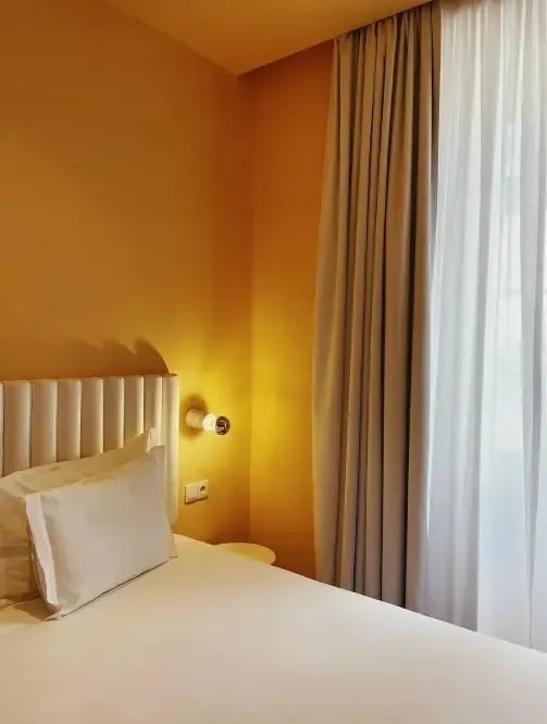 una habitación de hotel con una cama y una ventana .