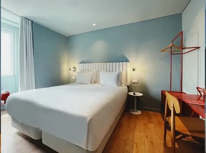 um quarto de hotel com cama , mesa e cadeira