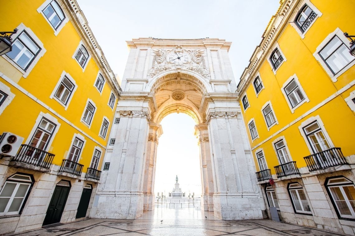 um edifício amarelo e branco com um grande arco