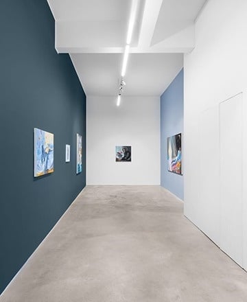 uma foto em preto e branco de um grupo de pessoas em um restaurante