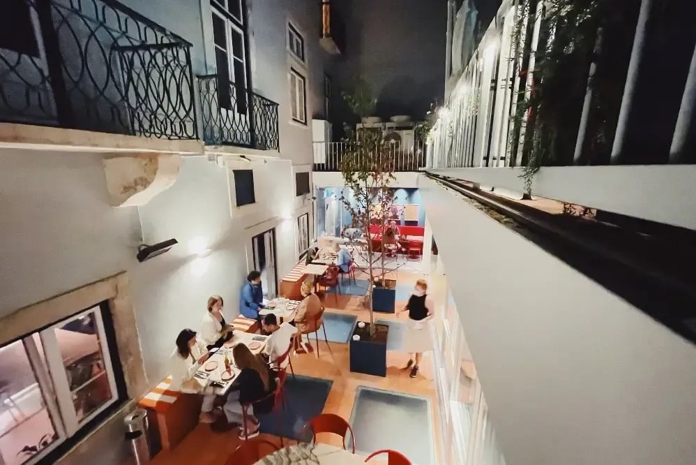 un grupo de personas están sentadas en mesas en un restaurante