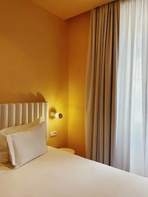 una habitación de hotel con una cama y una ventana .
