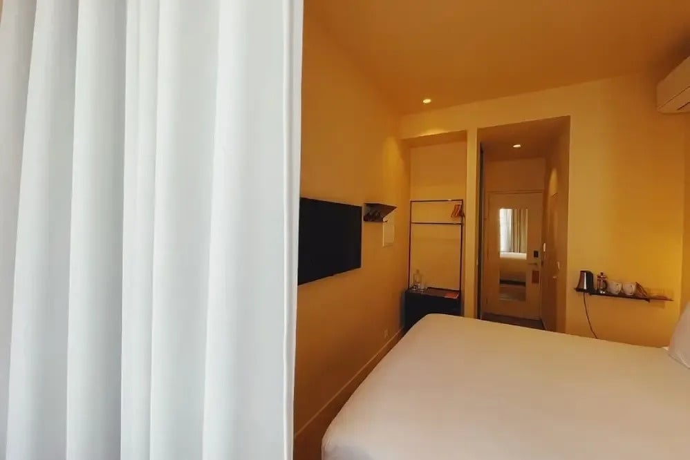 una habitación de hotel con una cama y una televisión