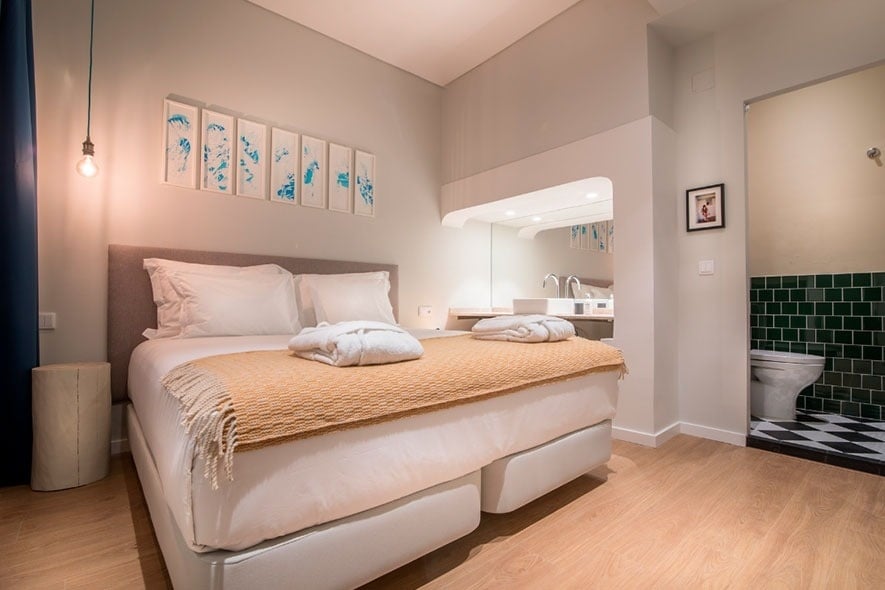 um quarto com cama , banheiro e pia